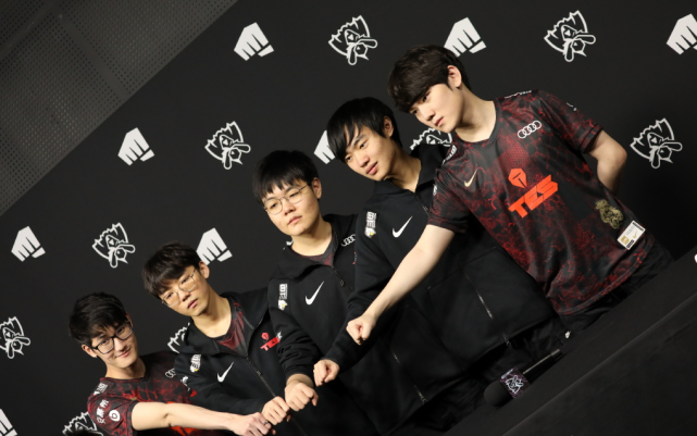 与来自西班 与来自西班